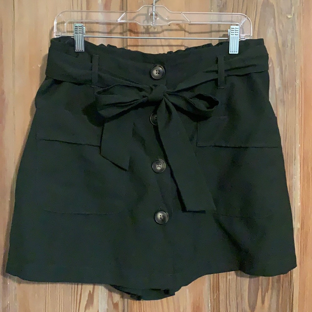 Who What Where Green Button Front Skort Size M